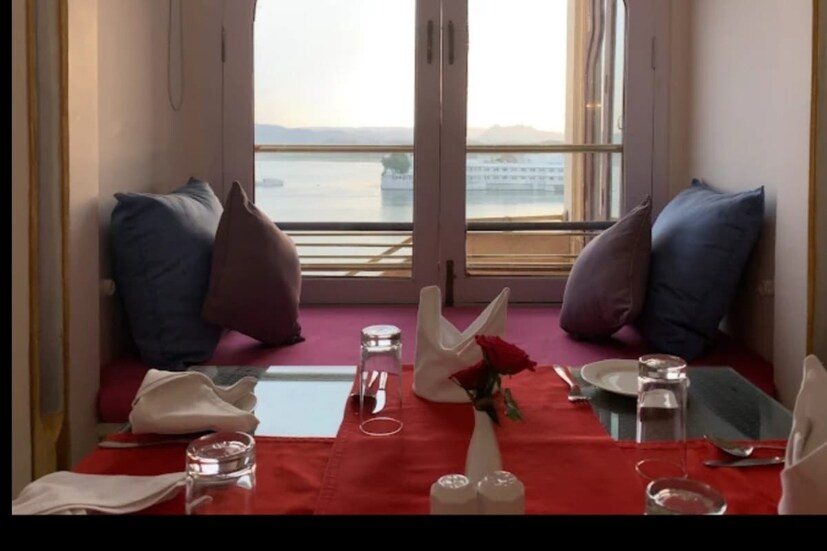 उदयपूर शहरातील सिटी पॅलेसच्या या खास हॉटेलमधून तुम्हाला उदयपूर शहराचा मुख्य तलाव मानल्या जाणाऱ्या पिछोला तलावाचे सुंदर नजारे पाहायला मिळतील. हा राजवाडा उदयपूर शहराच्या सर्वात वर आहे. याठिकाणाहून तुम्ही शहराचे सौंदर्य अनुभवू शकतात. 