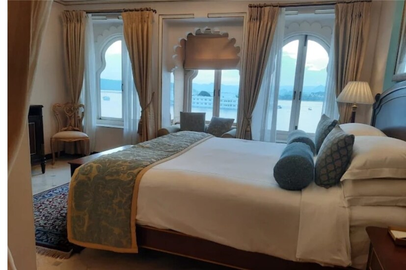 आजही या राजवाड्यात मेवाडच्या राजघराण्यातील सदस्य राहतात. इथे राहिल्यास त्यांना भेटण्याची संधीही मिळू शकते.