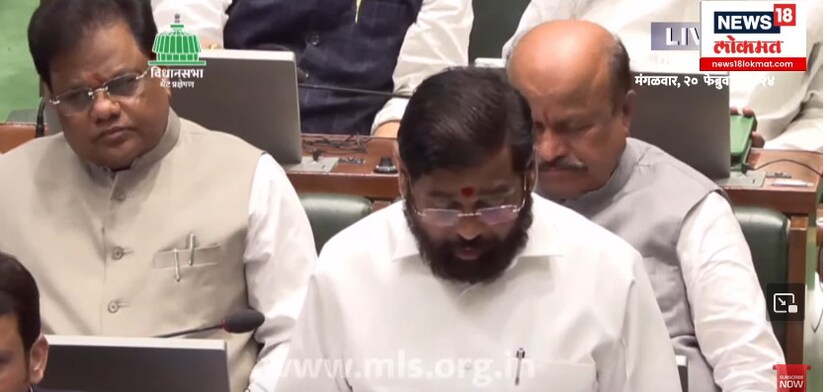 मुख्यमंत्र्यांच्या मागच्या बेंचवर बसून आमदार जांभई देत आहे. डुलक्या देत आहे एवढंच नाही तर डोळे चोळत असल्याचं दिसत आहे. मराठा समाजाला आरक्षण मिळावं यासाठी मुख्यमंत्र्यांनी विधेयक मांडलं आणि भाषण देत असताना हा सगळा प्रकार घडला आहे.