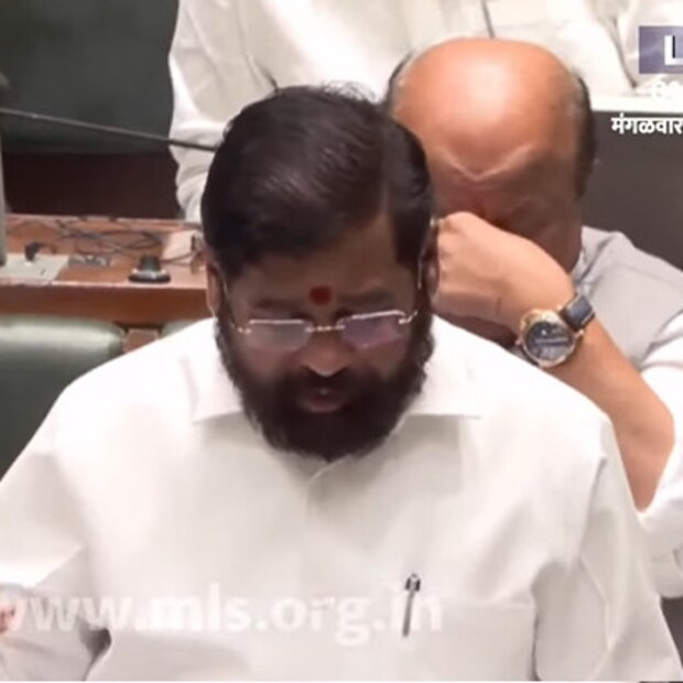  मराठा आरक्षणाचा एल्गार एकीकडे अधिवेशनात सुरू असताना <a href="https://news18marathi.com/tag/eknath-shinde/">मुख्यमंत्री एकनाथ शिंदे</a> यांच्या मागच्या बेंचवर बसून आमदार मात्र झोपा काढत असल्याचं चित्र समोर आलं आहे.