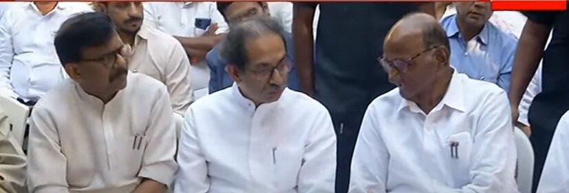 महाराष्ट्राच्या राजकारणातील अनेक नेते मंडळी त्यांच्या अत्यंदर्शनासाठी आले होते. 