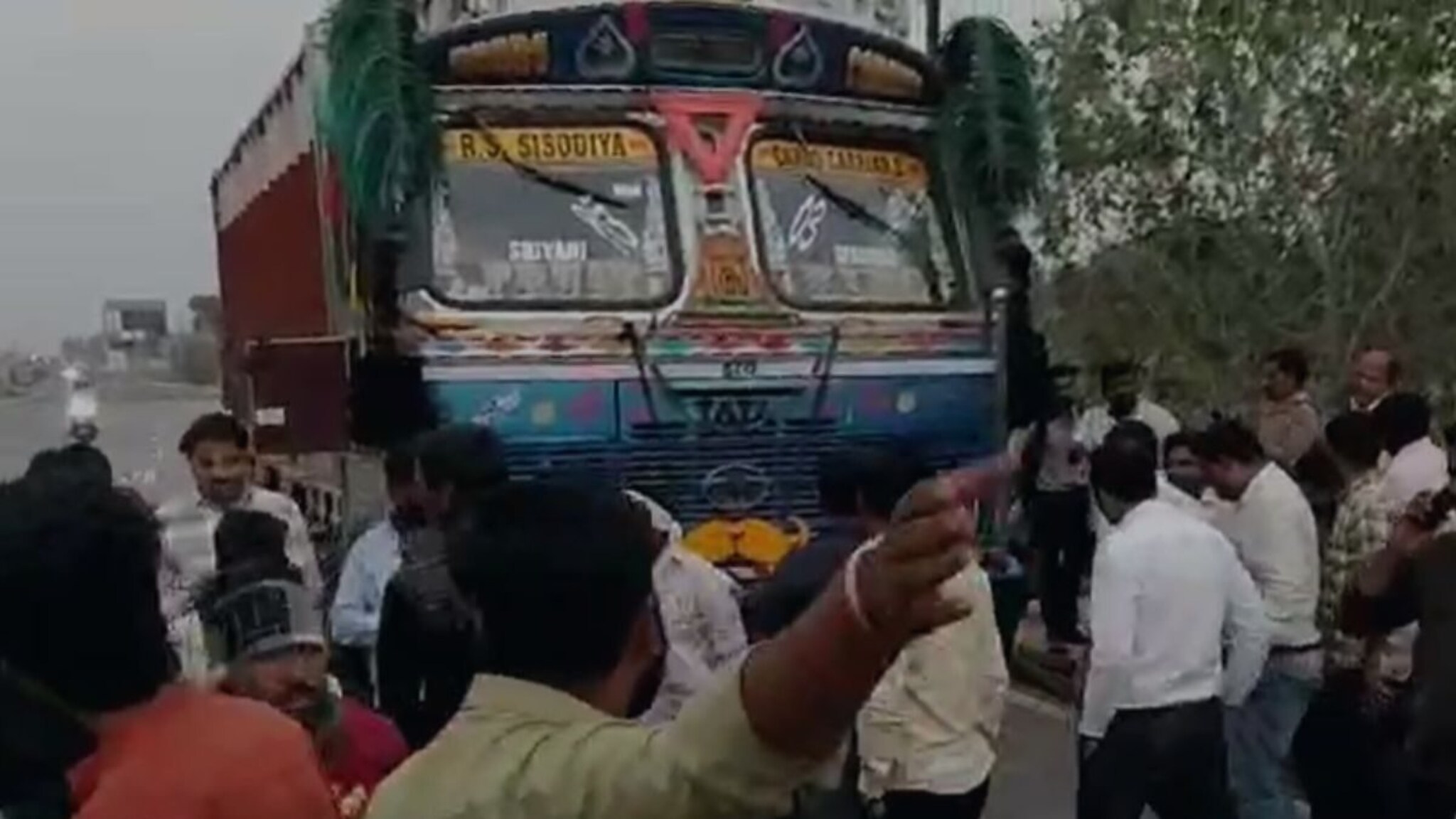 ट्रकची दुचाकीला धडक; 12 KM फरफटत नेली गाडी, दोघांचा मृत्यू, जळगावातील घटनेचे भयावह PHOTOS