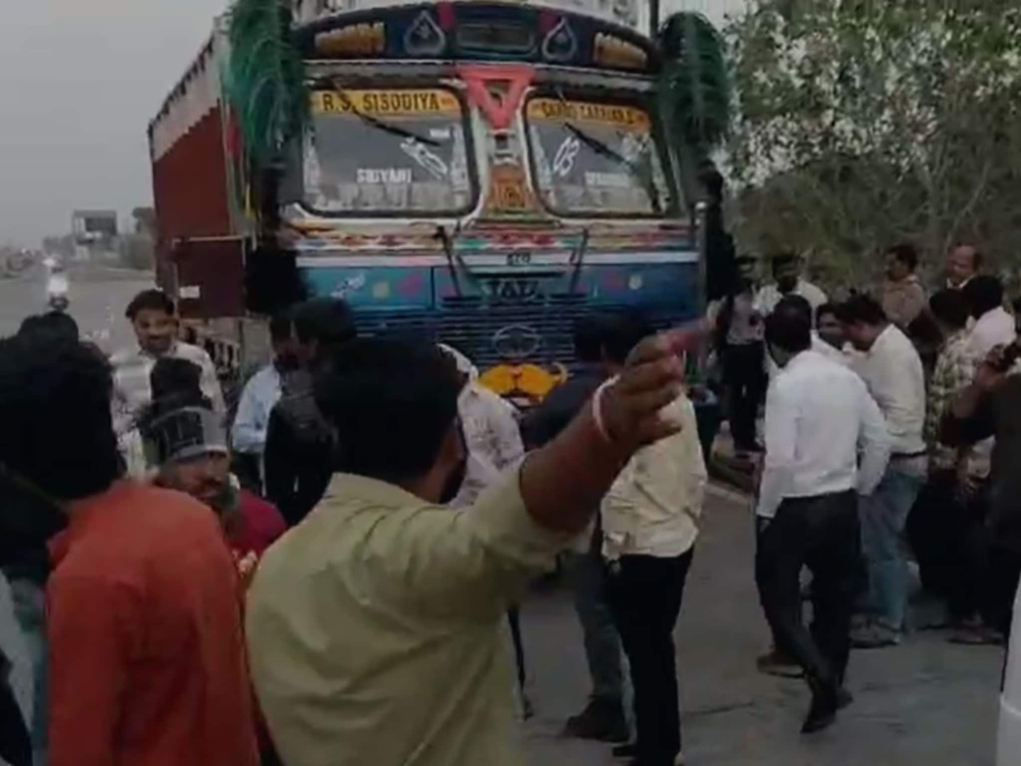 जळगाव: ट्रकची दुचाकीला धडक; 12 KM फरफटत नेली गाडी, दोघांचा मृत्यू, घटनेचे Photos