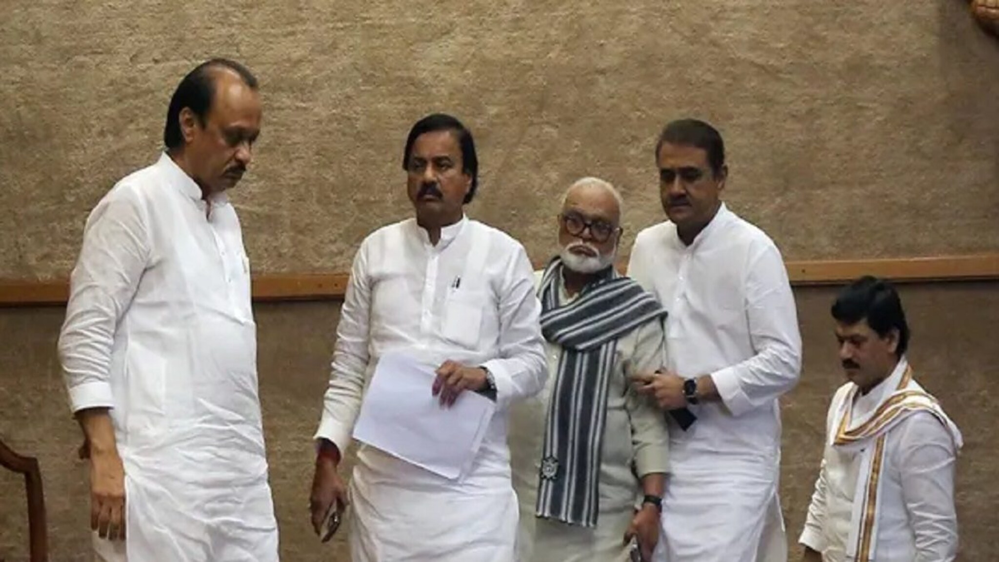 Raigad : अजितदादांसोबत असलेल्या नेत्याच्या घरात फूट, भावाच्या भूमिकेमुळे जिल्ह्यात खळबळ