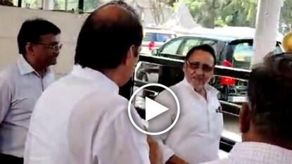 अजित पवारांसाठी नवाब मलिक गेटवर थांबले, पुढे काय झालं?