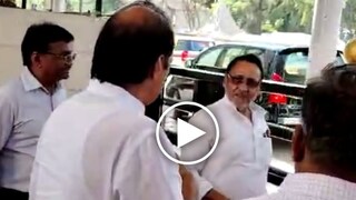अजित पवारांसाठी नवाब मलिक गेटवर थांबले, पुढे काय झालं? अजित पवारांसाठी नवाब मलिक गेटवर थांबले, पुढे काय झालं?