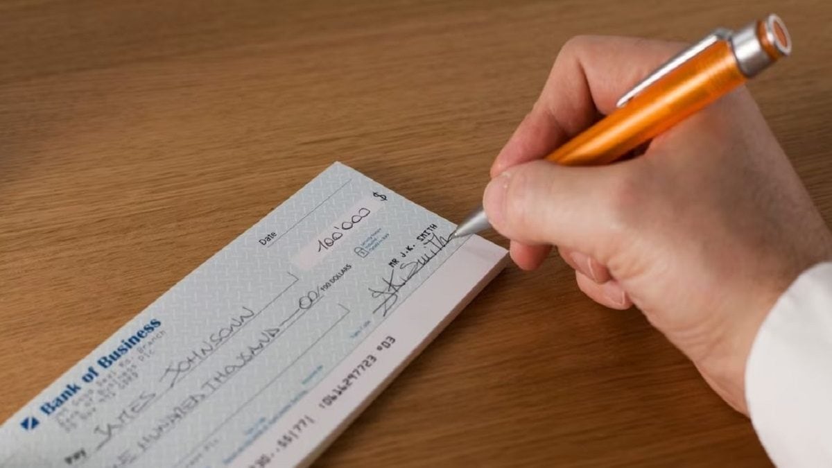 cheque signature rules : बँकवाले चेकच्या मागे सही का करायला लावतात ...