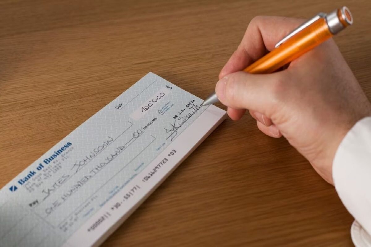cheque signature rules : बँकवाले चेकच्या मागे सही का करायला लावतात ...