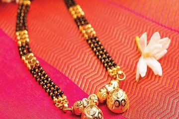 काळा रंग अशुभ, मग मंगळसूत्रात काळ्या रंगाचेच मणी का असतात? काळा रंग अशुभ, मग मंगळसूत्रात काळ्या रंगाचेच मणी का असतात?