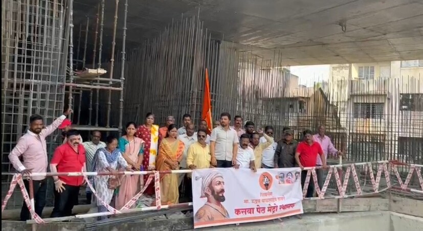 यानंतर शिवसैनिकांनी बुधवार पेठ स्थानक नावाचा बोर्ड तोडला. हा बोर्ड तोडून शिवसैनिकांनी तिथे कसबा पेठ स्थानक असा बोर्ड लावला.