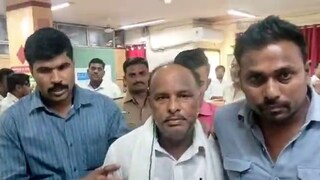 शेतकऱ्याने ब्रान्चमध्येच बँक मॅनेजरला भोसकलं; कारणही धक्कादायक, बुलढाण्याच्या खामगावमध्ये खळबळ शेतकऱ्याने ब्रान्चमध्येच बँक मॅनेजरला भोसकलं; कारणही धक्कादायक, बुलढाण्याच्या खामगावमध्ये खळबळ