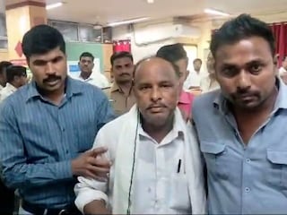 शेतकऱ्याने ब्रान्चमध्येच बँक मॅनेजरला भोसकलं; कारणही धक्कादायक, बुलढाण्याच्या खामगावमध्ये खळबळ शेतकऱ्याने ब्रान्चमध्येच बँक मॅनेजरला भोसकलं; कारणही धक्कादायक, बुलढाण्याच्या खामगावमध्ये खळबळ