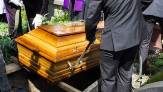 दफन करण्याआधीच उठली महिला (प्रतिकात्मक फोटो)