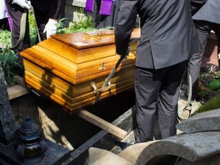 दफन करण्याआधीच उठली महिला (प्रतिकात्मक फोटो) दफन करण्याआधीच उठली महिला (प्रतिकात्मक फोटो)