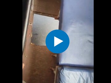 धावत्या बसचा अचानक तुटला पत्रा 