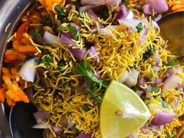 इथं 40 रुपयांमध्ये घ्या प्रसिद्ध समोसा राईसचा आस्वाद; खवय्यांची असते मोठी गर्दी इथं 40 रुपयांमध्ये घ्या प्रसिद्ध समोसा राईसचा आस्वाद; खवय्यांची असते मोठी गर्दी