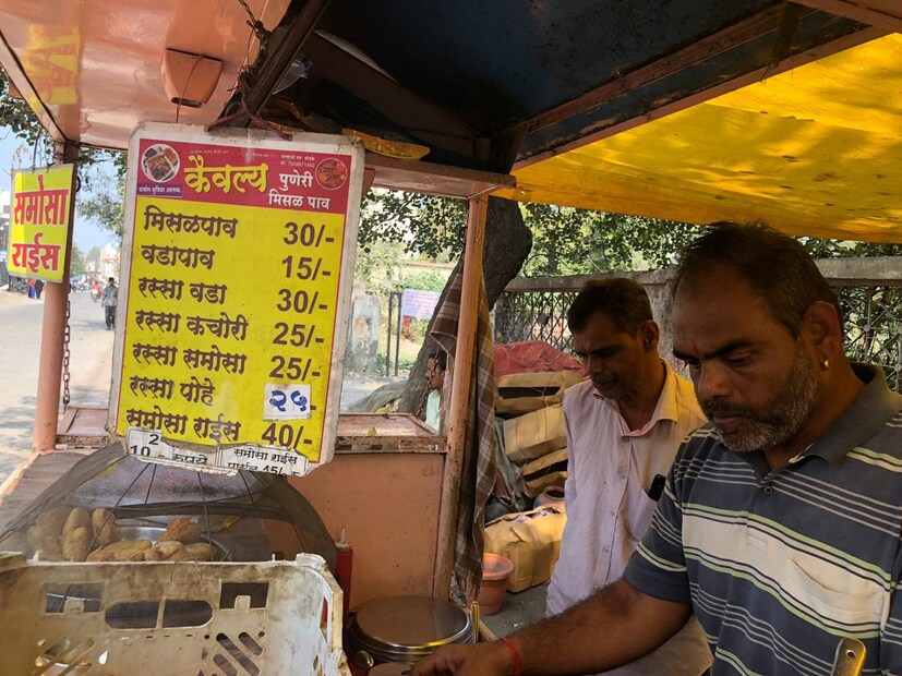 त्यांना मिळत असलेल्या चांगल्या प्रतिसादामुळे त्यांनी एक एक खाद्यपदार्थ आपल्या स्टॉलवर वाढवत नेला. आता त्यांच्याकडे तब्बल 6 खाद्यपदार्थ मिळतात. यामध्ये समोसा राईस (40 रुपये) मिसळपाव (30 रुपये ) वडापाव(10 रुपये) रस्सा कचोरी (25 रुपये) रस्सा समोसा (25 रुपये) रस्सा पोहे (25 रुपये) इत्यादी खाद्यपदार्थ मिळतात.