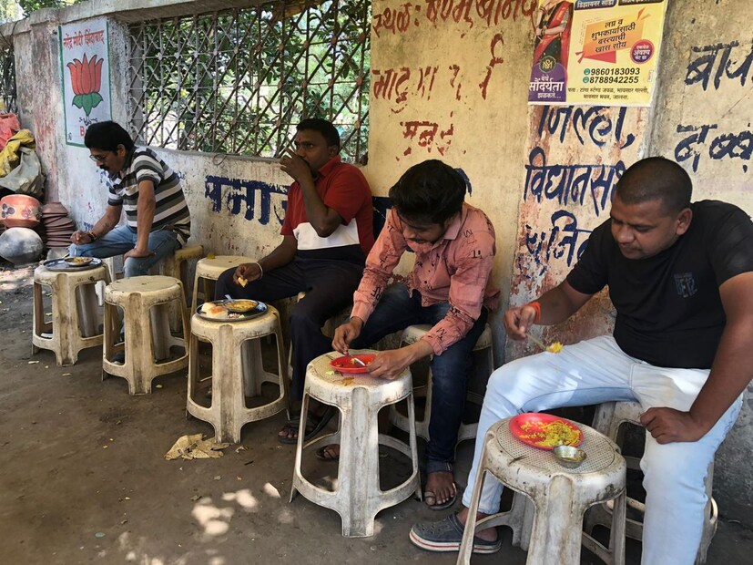  मराठवाड्याचे व्यापारी केंद्र असलेल्या <a href="https://news18marathi.com/maharashtra/jalna/">जालना</a> शहराला देखील अशीच वैशिष्ट्यपूर्ण खाद्यसंस्कृती लाभलेली आहे. जालना शहरामध्ये रस्त्यावर मिळणाऱ्या खाद्यपदार्थांमध्ये समोसा राईस हा पदार्थ लोकप्रिय आहे. हा समोसा राईस खाण्यासाठी खवय्यांची मोठी गर्दी पाहायला मिळते.