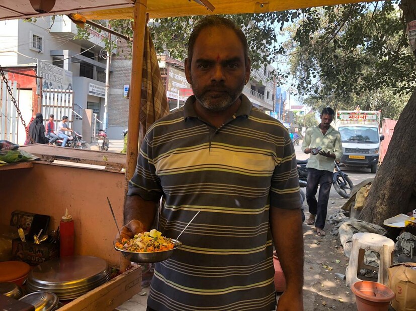 शहरातील छत्रपती शिवाजी महाराज चौकात कैवल्य स्टॉल मिळणारा समोसा राईस जालनेकरांच्या पसंतीस उतरला आहे. 42 वर्षीय बालाजी घोडके यांनी 2018 मध्ये मिसळ पाव आणि रस्सा पोह्याचा हा स्टॉल सुरू केला. 
