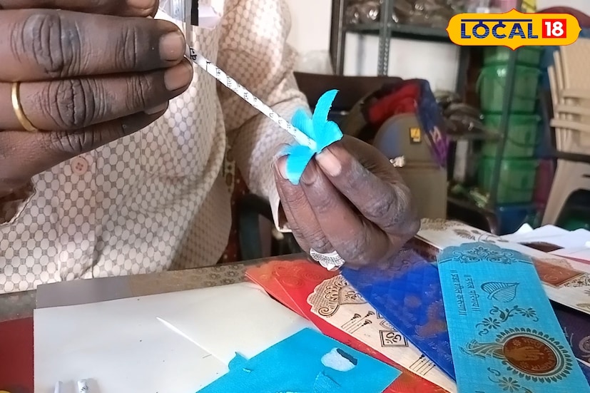 आता तयार केलेल्या दांडीवर वरून खाली अशाप्रकारे चिटकवून घ्या. अशी 4-5 फुले तयार करा आणि वेगवेगळ्या आकाराची फुले तुम्ही तयार करू शकता. आता त्या फ्लॉवर पॉट ला डेकोरेशन करू शकता. त्यात ही फुले ठेवून फ्लॉवर पॉट तयार आहे.