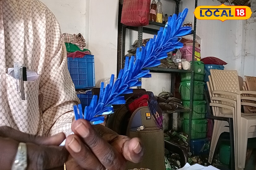 आता फुलं बनविण्यासाठी सर्वप्रथम पत्रिका आयताकृती कापून त्याला दुमडून पेन्सिलने मार्क करा. बारीक बारीक लांब कट करून घ्या. आता उलट करून एकीकडे फेविकॉल लावून घ्या.