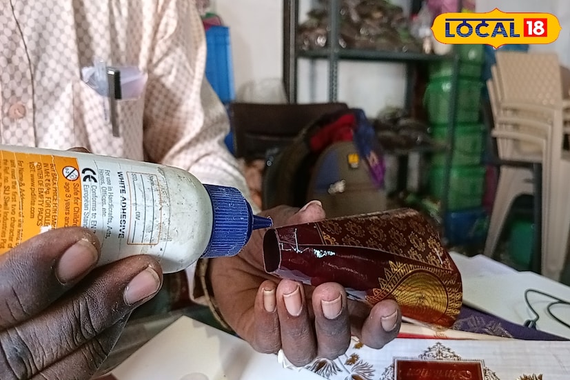 आता त्याच डिजाईनच्या पत्रिकेचा तुकडा घेऊन गोल आकारात कापून घ्या. सेंटरपर्यंत कात्रीने कट करा. आता थोडं दुमडून स्टेपलर पिन लावून घ्या. आता त्यावर फेविकॉल किंवा हॉट ग्लु च्या साह्याने कोन चांगला चिटकवून घ्या.