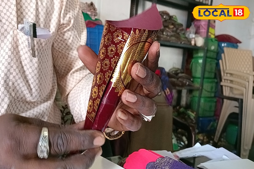 आपल्याकडे एखादा कार्यक्रम, विवाह सोहळा यांच्या निमंत्रण पत्रिका खूप आकर्षक बनवल्या जातात. पण नंतर या पत्रिका कचऱ्यातच जातात. पण याच पत्रिकांच्या पुठ्ठ्यापासून खास वस्तू बनवून आपलं घर सजवता येऊ शकतं.