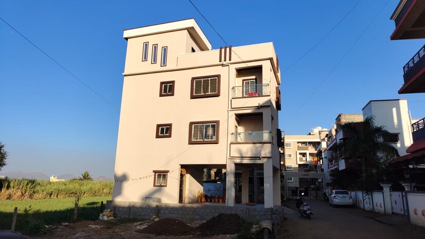 आज त्यांचा भाऊ शिक्षक झाला. तसेच मोठा मुलगा पुणे येथे मोठ्या कंपनीमध्ये नोकरी करतो आहे तर लहान मुलगा स्वतः व्यवसाय करतो आहे. मागील 30 वर्षापासून फळ विक्री व्यवसाय करत माझे सर्व आयुष्य हे फुटपाथवर गेले आहे. या फुटपाथमुळे मी माझ्या स्वप्नातला स्वर्ग म्हणजे माझे घर बांधू शकलो. माझ्या मुलांना, भावांना, चांगले शिक्षण देऊ शकलो आहे, असे न्यूज18 लोकलसोबत बोलताना ते म्हणाले.