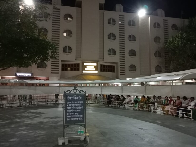 भक्त निवासात भक्तांच्या राहण्याची व्यवस्था करण्यात येते. ज्यात अगदी कमी खर्चात 24 तास राहता येईल. सर्वप्रथम भक्त निवासात गेल्यावर भक्तांची गर्दी असल्यास वेटिंग असू शकतं. सुट्टीच्या दिवसांमध्ये शक्यतो वेटिंगचा त्रास भक्तांना सहन करावा लागू शकतो.