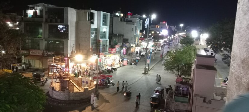 मंदिराच्या जवळ असलेल्या भक्त निवासात राहण्यासाठी रूम उपलब्ध होईपर्यंत किती वेळ लागू शकतो? याचा अंदाज सेवेकरी सांगतात. तसेच चौकशी कक्षात आपण चौकशी करू शकतो. मंदिर जवळच्या भक्त निवासात रुपये 250 ते 900 रुपयांपर्यंत रूम उपलब्ध आहेत.