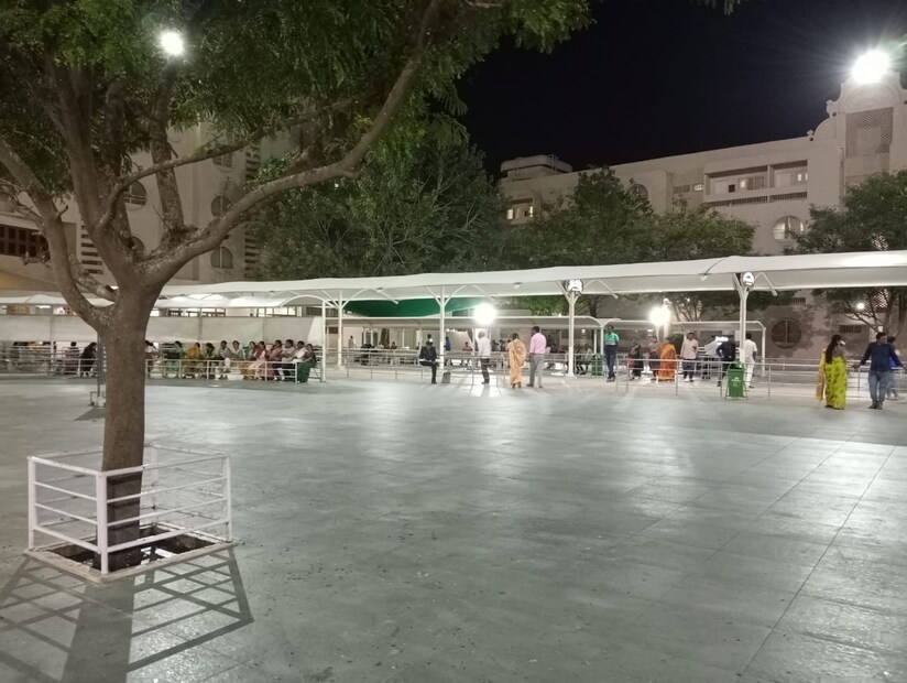 निवास व्यवस्थेसाठी रांग लावून आपला क्रमांक येईपर्यंत वाट बघावी लागू शकते. त्यांनतर मंदिर भक्त निवासातील सेवेकरी एक फॉर्म आपल्याकडे देतात. त्यात तुम्ही जर एकच कुटुंब असाल तर बेड प्रमाणे एक रूम सहज मिळू शकते. मात्र तुम्ही नातेवाईकांसोबत जात असाल तसेच कुटुंब वेगळे आणि नातेवाईक महिला-पुरुष सोबत असतील तर एका कुटुंबातील सदस्यांना एक खोली दिली जाते. त्यासाठी प्रत्येकाचे आधार कार्ड स्कॅन करून घेतले जातात.