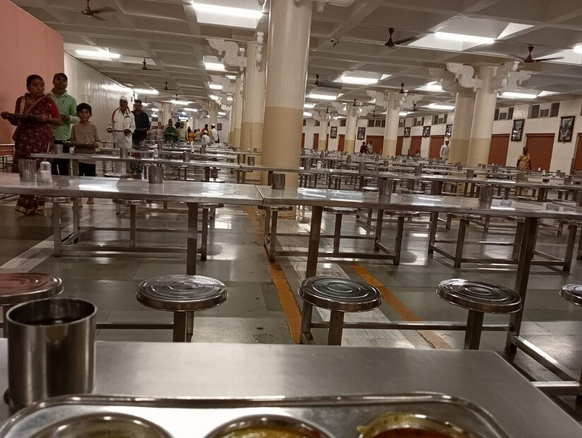 संत गजानन महाराज यांचे दर्शन घेण्यासाठी रांगेत लागावे. दर्शन झाल्याबर गजानन महाराजांच्या समाधी मंदिरात विजयग्रंथ किंवा इतर स्तोत्र वाचन करण्यासाठी तिथेच उपलब्ध आहेत. भक्त हे साहित्य वाचन करु शकतात. त्यानंतर महाप्रसाद सकाळी 9 ते रात्री 9 पर्यंत उपलब्ध असतो.