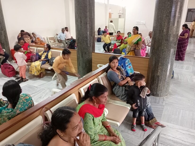 निवास व्यवस्थेसाठी दिलेल्या फॉर्ममध्ये विचारलेली माहिती भरून त्याठिकाणी सबमिट करावी लागेल. त्यानंतर खोलीची चावी भक्तांकडे दिली जाते. त्यात 2 बेड विथ वॉशरूम असलेल्या खोल्यांसाठी केवळ 250 रुपये शुल्क आकारले जाते. सर्व खोल्या अतिशय स्वच्छ असून मन प्रसन्न करणारे वातावरण याठिकाणी आहे.