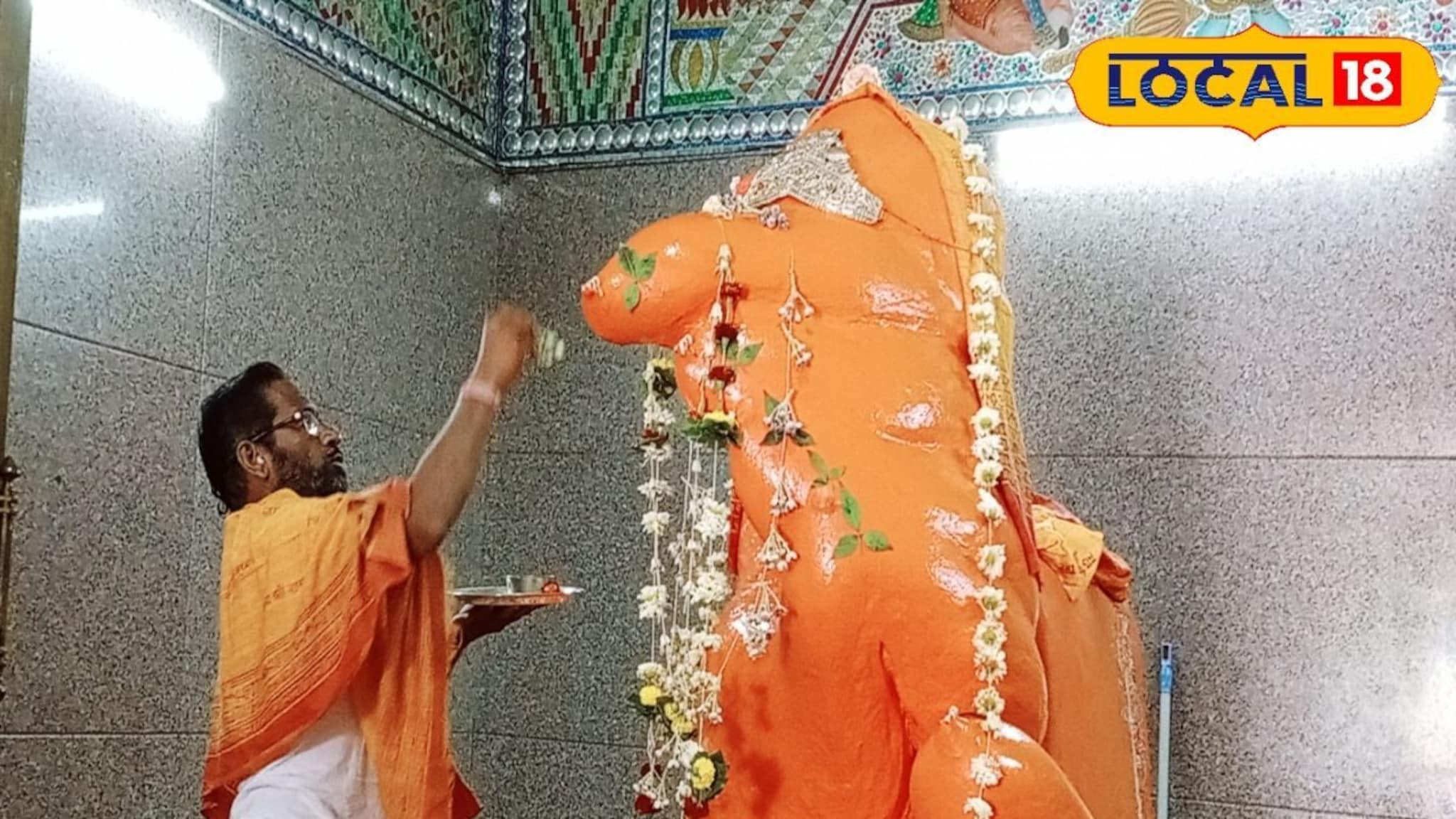 2 फुटाची हनुमान मूर्ती 50 वर्षांत झाली 6 फूट, महाराष्ट्रातील या मंदिरात खरं काय घडतंय?