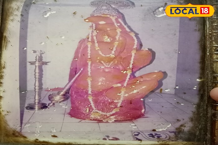 अंदाजे 50 वर्षांच्या आधी सेवा येथील शेती परिसरात एक अगदी साधं छोटंसं मंदिर होतं. मंदिरात त्याकाळी हीच मूर्ती 2 ते अडीच फूट इतकीच होती. तेव्हा याठिकाणी मूर्तीवर 2-3 बाण होते मात्र आता मूर्तीची उंची सहा ते सात फूट असून मूर्तीवर 11 बाण दिसून येत आहे, अशी माहिती मंदिराचे सचिव संजय सराफ यांनी दिली. अंदाजे 50 वर्षांच्या आधी सेवा येथील शेती परिसरात एक अगदी साधं छोटंसं मंदिर होतं. मंदिरात त्याकाळी हीच मूर्ती 2 ते अडीच फूट इतकीच होती. तेव्हा याठिकाणी मूर्तीवर 2-3 बाण होते मात्र आता मूर्तीची उंची सहा ते सात फूट असून मूर्तीवर 11 बाण दिसून येत आहे, अशी माहिती मंदिराचे सचिव संजय सराफ यांनी दिली.