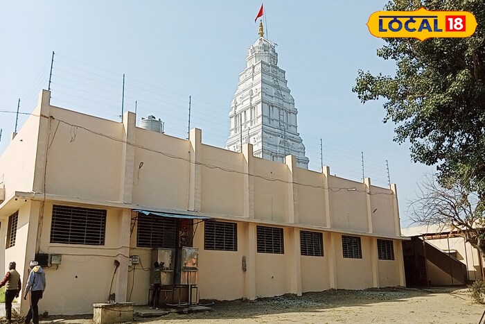 आम्ही कॉलेजमध्ये असताना सगळे मित्र मंदिरात जायचो तेव्हा हे मंदिर आम्हाला दिसलं. तेव्हापासून आम्हाला सतत तिथे जावंस वाटत होतं. म्हणून नेहमी जायचो दर्शन घ्यायचो. त्याकाळी मंदिरात जायला रस्ताही नव्हता. मात्र आता कालांतराने परमेश्वराच्या कृपेने हळूहळू सगळं वाढत गेलं आहे. आम्ही कॉलेजमध्ये असताना सगळे मित्र मंदिरात जायचो तेव्हा हे मंदिर आम्हाला दिसलं. तेव्हापासून आम्हाला सतत तिथे जावंस वाटत होतं. म्हणून नेहमी जायचो दर्शन घ्यायचो. त्याकाळी मंदिरात जायला रस्ताही नव्हता. मात्र आता कालांतराने परमेश्वराच्या कृपेने हळूहळू सगळं वाढत गेलं आहे.