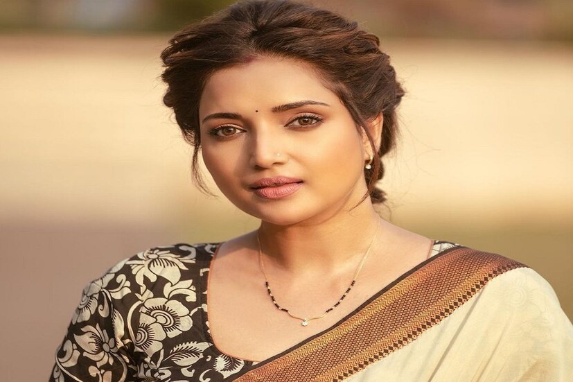 विवाहित महिलांना अनेकदा काळ्या रंगाच्या वस्तू घालण्यास मनाई केली जाते. परंतु हेच काळे मणी जेव्हा मंगळसूत्रात गुंफले जातात तेव्हा ते शुभ कार्य करतात. ज्योतिषशास्त्रानुसार, काळे मणी राहू ग्रहाचे दुष्परिणाम कमी करण्यास मदत करतात. यामुळे शनीची वाईट नजर तुमच्या वैवाहिक जीवनावर पडत नाही असे म्हंटले जाते.