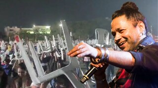 वर्ध्यात कैलाश खेर यांच्या कार्यक्रमात प्रचंड गोंधळ; खूर्च्या डोक्यावर घेत प्रेक्षकांचा संताप वर्ध्यात कैलाश खेर यांच्या कार्यक्रमात प्रचंड गोंधळ; खूर्च्या डोक्यावर घेत प्रेक्षकांचा संताप