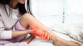 पायांमध्ये सारख्या मुंग्या आणि गोळे येतात? मग शरीरात असू शकते 'या' व्हिटॅमिनची कमतरता पायांमध्ये सारख्या मुंग्या आणि गोळे येतात? मग शरीरात असू शकते 'या' व्हिटॅमिनची कमतरता