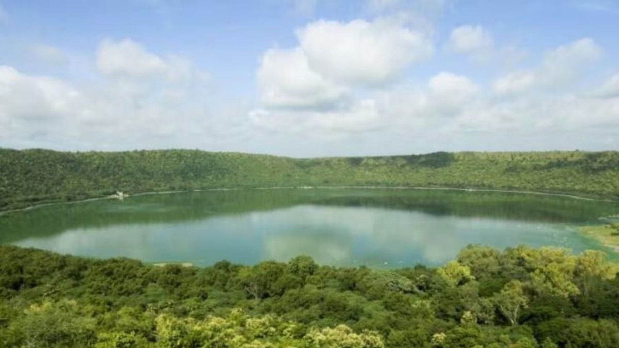 जगप्रसिद्ध लोणार सरोवराबाबत महत्त्वाची बातमी! पाण्यातील या बदलामुळे अभ्यासकही चिंतेत