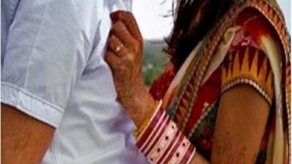 'तुमच्या मुलीला मारलंय', पत्नीची हत्या करून पतीचा सासऱ्यांना फोन, महिन्याभराआधीच केलं पळून जाऊन लग्न 'तुमच्या मुलीला मारलंय', पत्नीची हत्या करून पतीचा सासऱ्यांना फोन, महिन्याभराआधीच केलं पळून जाऊन लग्न