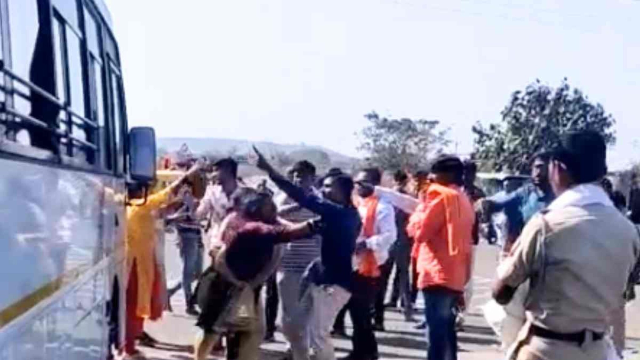 Maratha Reservation : अरे तुम्हाला मुलं बाळं नाही का? जरांगेंच्या समर्थकांना एक महिला पडली भारी, पोलिसांसमोरच भिडली VIDEO