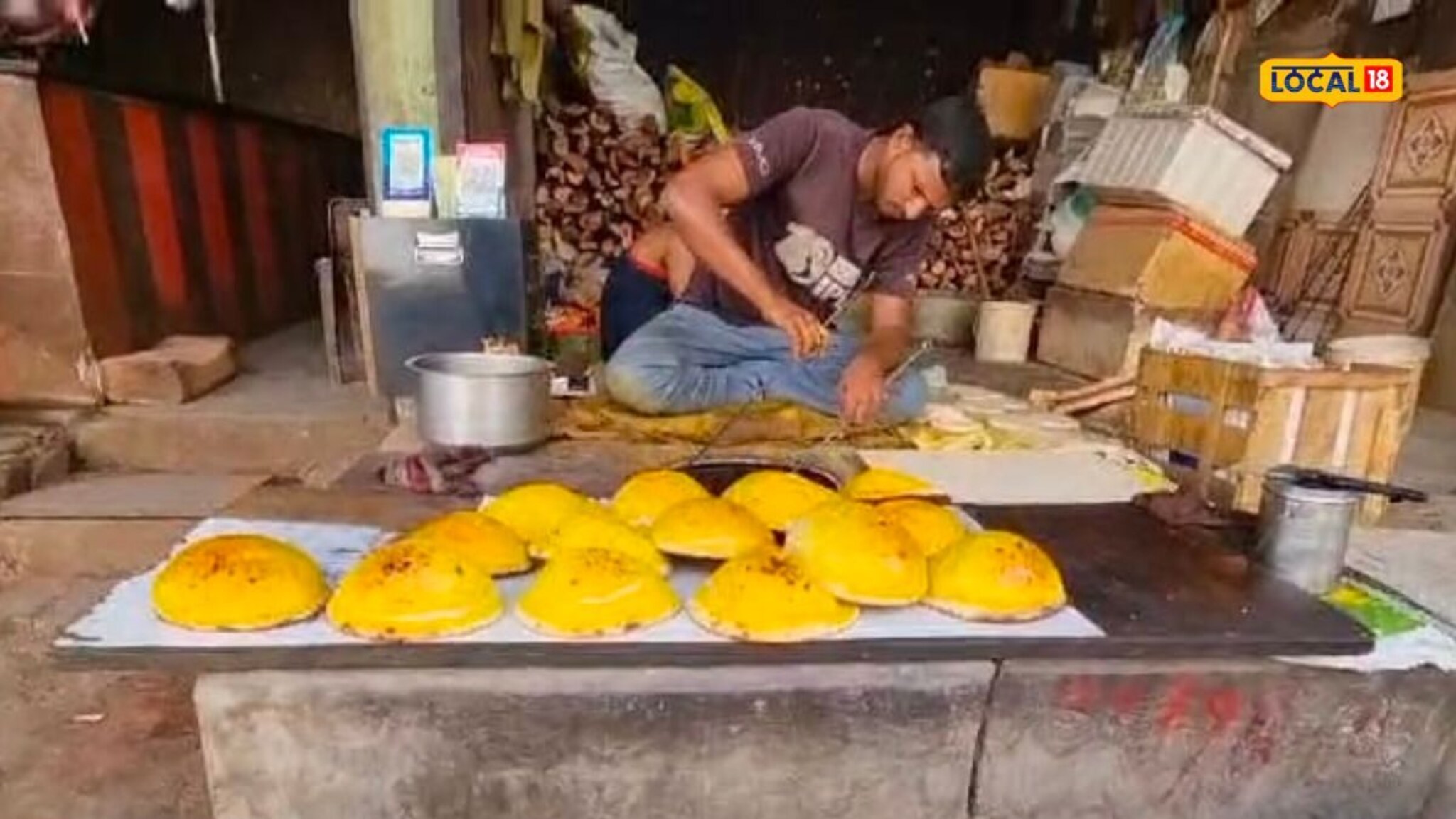 मैदा आणि गव्हाचे पीठ, अशी बनवली जाते प्रसिद्ध नान रोटी, पाहा Video