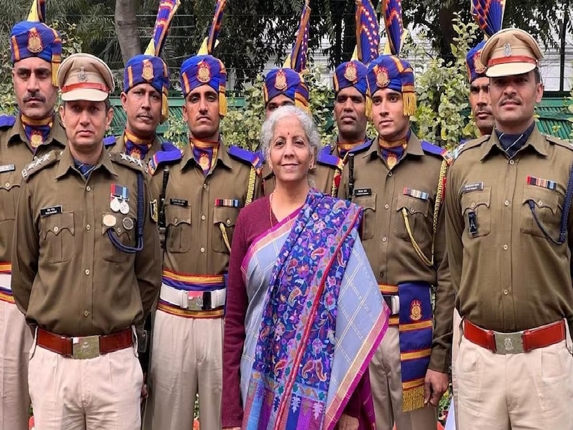 अर्थमंत्री निर्मला सीतारमण सातवा अर्थसंकल्प सादर करत आहेत. जेव्हा जेव्हा त्या बजेट सादर करतात तेव्हा तेव्हा त्यांच्या साडीचीही चर्चा होते. प्रत्येक बजेटमध्ये त्यांच्या साडीचे रंग बदलतात. याचा अर्थही आहे. असं म्हणतात की त्यांच्या साडीचा नेहमीच बजेटशी काहीतरी संबंध नक्कीच असतो.