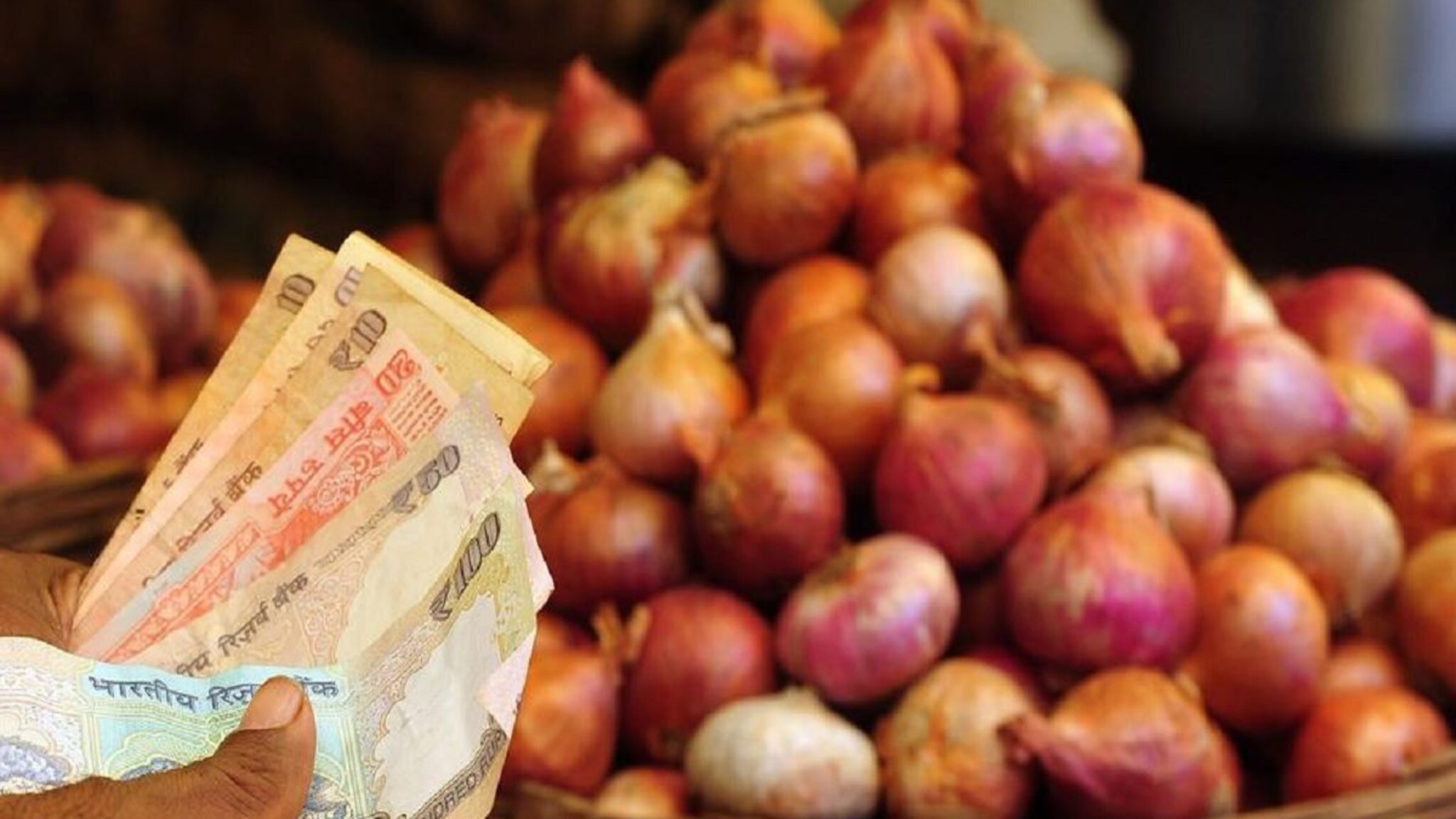 सर्वसामान्यांना रडवणार कांदा! निर्यात बंदी उठताच बाजार समितीत कांद्याच्या दरात उसळी, शेतकरी आनंदी
