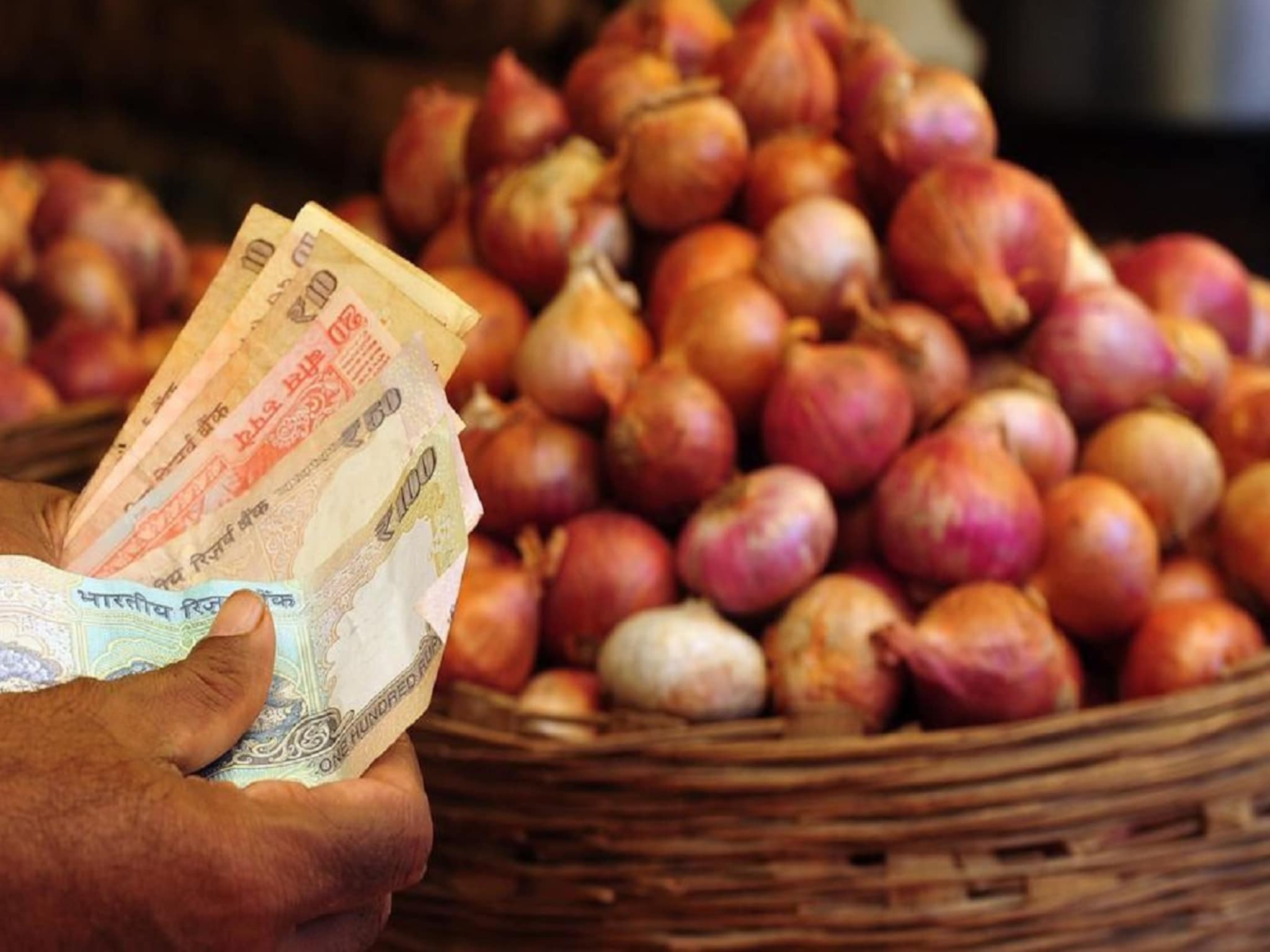 सर्वसामान्यांना रडवणार कांदा! निर्यात बंदी उठताच कांद्याची उसळी, शेतकरी आनंदात