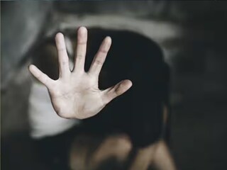 अल्पवयीन मुलीवर अत्याचार (प्रतिकात्मक फोटो) 