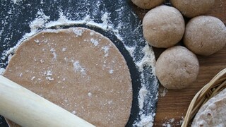 चपाती करताना पोळपाट लाटण्याला कणीक चिकटते? वापरा या टिप्स चपाती बनेल परफेक्ट