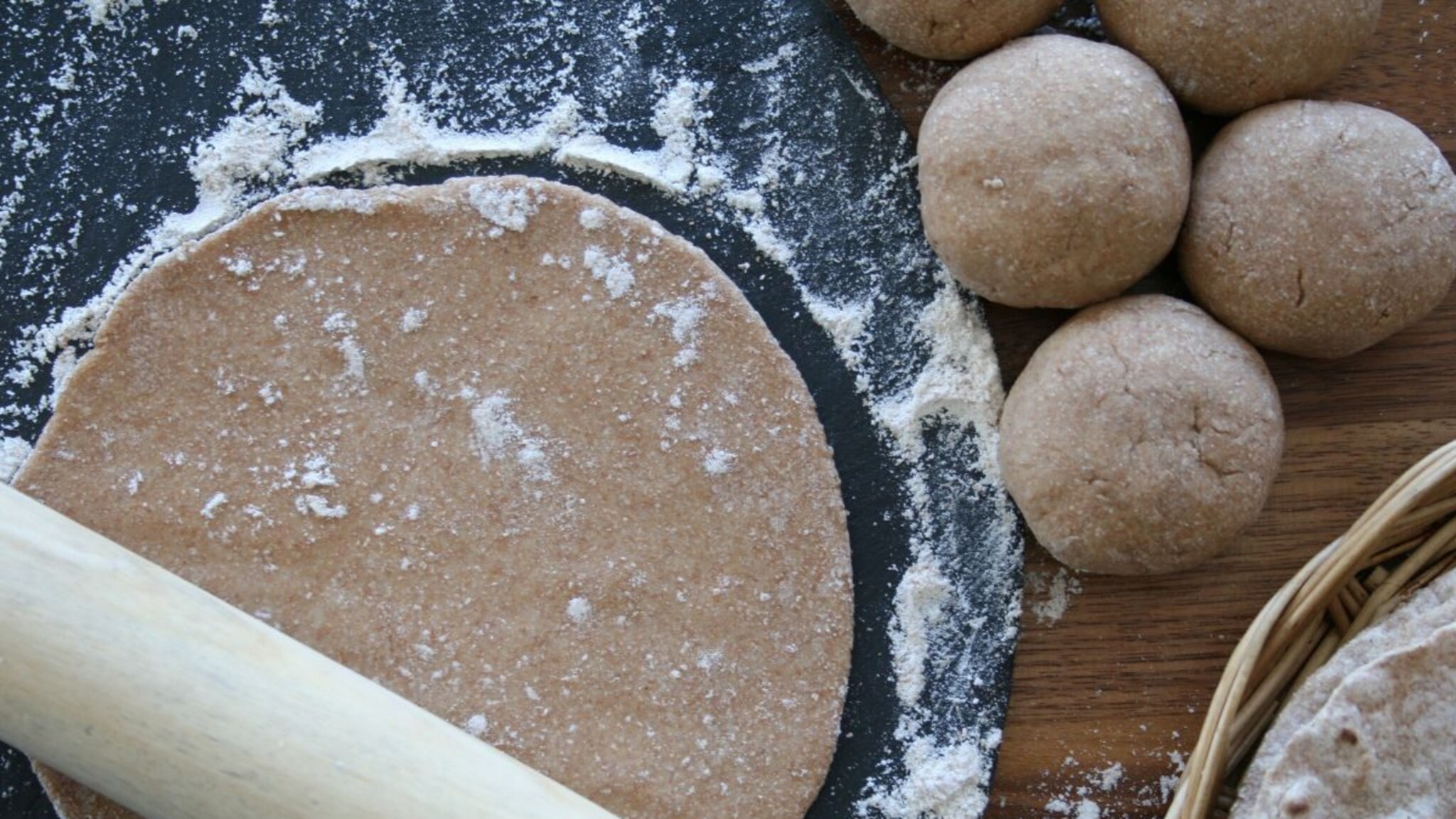 चपाती करताना लाटण्याला कणीक चिकटते? वापरा या टिप्स चपाती बनेल परफेक्ट