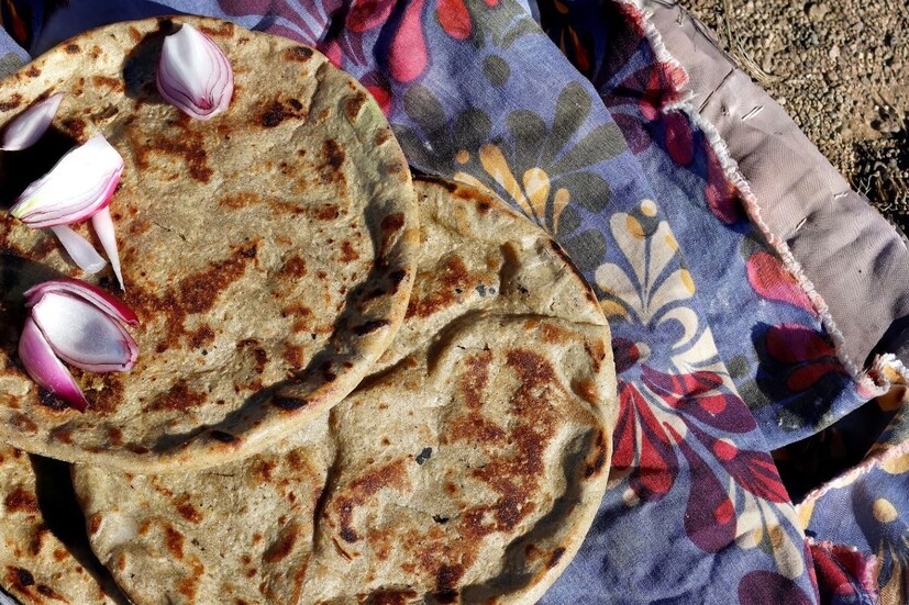 बाजरीच्या भाकरीमध्ये फायबर असते त्यामुळे बद्धकोष्ठतेची समस्या दूर होते. पचनक्रिया चांगली झाल्याने डायबेटिज देखील नियंत्रणात राहण्यास मदत होते. तेव्हा ज्यांना बद्धकोष्ठता किंवा डायबेटिज सारख्या समस्या असतील त्यांनी बाजरीच्या भाकरीचे सेवन केल्यास फायदा होईल.